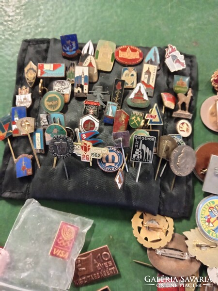 Kisebb doboz kitüzök kitűntetések