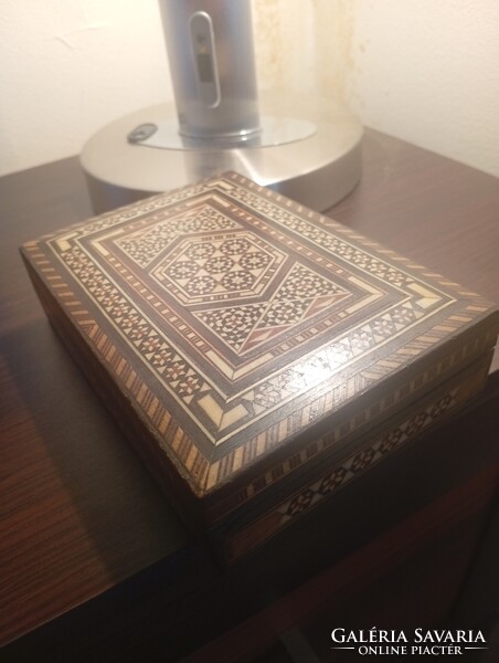 Damaszkuszi iszlám intarziás fadoboz csontberakással