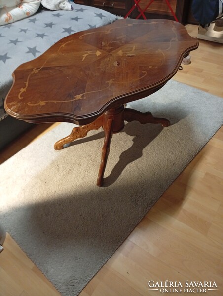 Intarziás dohányzóasztal