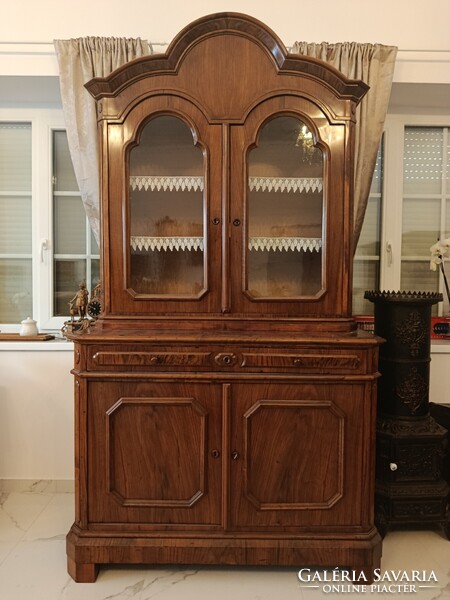 Louis Philippe diófa vitrines szekrény