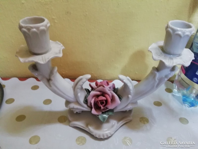 Ens porcelán gyertyatartó hibátlan állapotban van.Aki kapja marja nagyon sok aukció Akció  Nálam