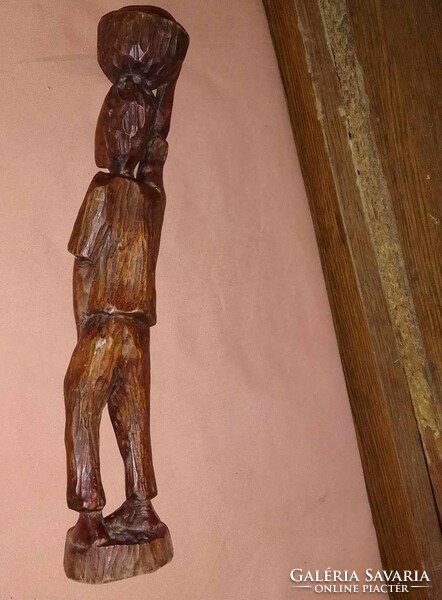 Kosarát cipelő alak