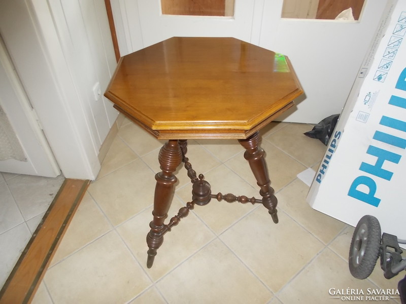 Esztergált lábú 8 szögletű szalonasztal