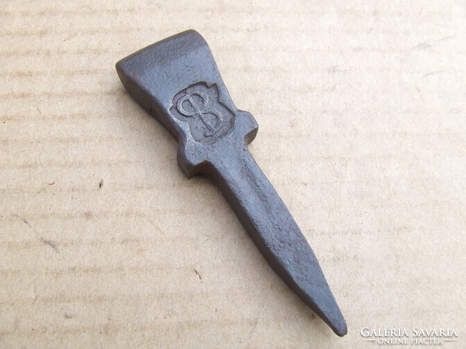 Régi kovácsolt szerszám üllő kaszaüllő