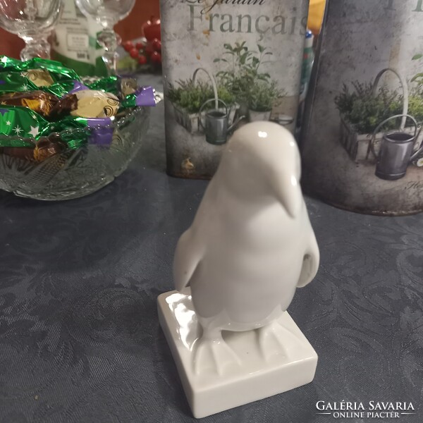 Régi herendi pingvin talapzaton