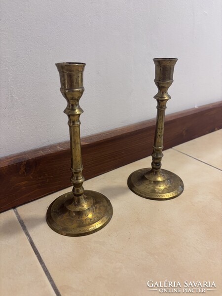 Réz gyertyatartó pár – klasszikus, kézzel vésett darabok