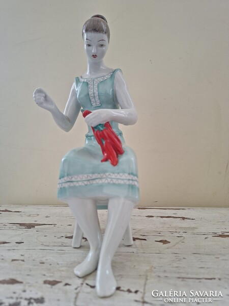 Hollóházi paprikafűző fiatal nő porcelán szobor 24.5 cm