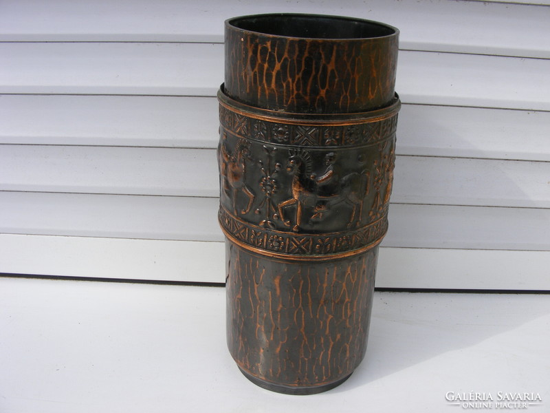 IPARMŰVÉSZETI  ALAP  Rézváza Lovasokkal és Magyaros motívummal