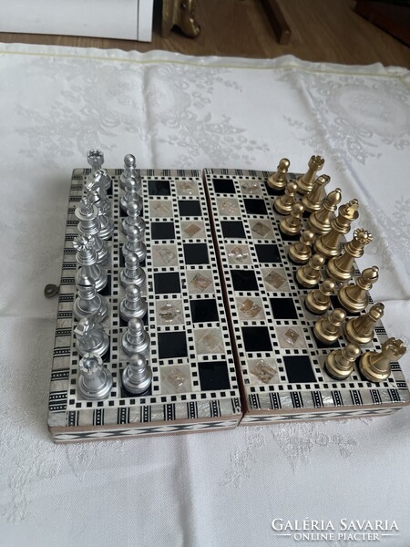 Keleti gyöngyház, kagyló csont intarziás fa sakk készlet ezüst arany színű bábokkal.