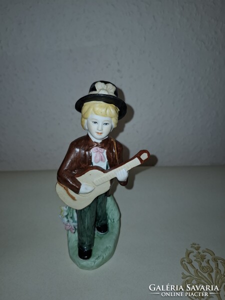 Kézzel festett  gitáros fiú figurális szobor  jelzett  szép állapotban  17 cm
