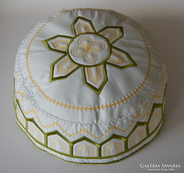 Muszlim arab sapka kufi topi / feher himzett