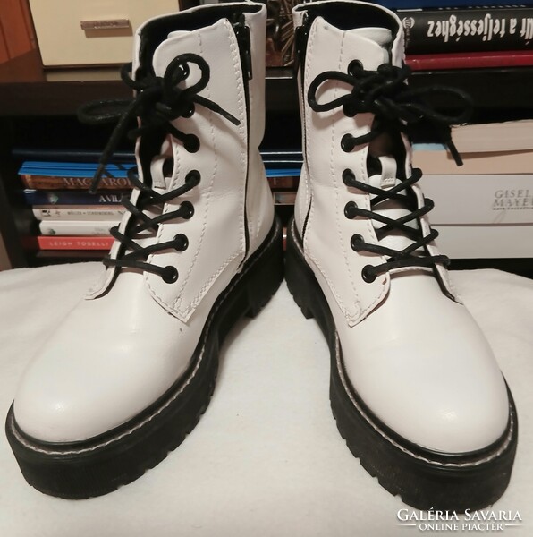 36-os bélelt fehér  bakancs eladó!