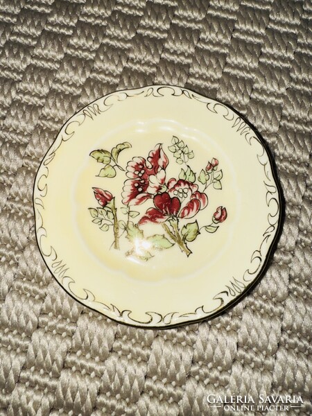 Zsolnay virágmintás alátét,szalv.gyűrűt. jelzett,hibátlan állap.-ban,minták apról.-san kidolgozottak