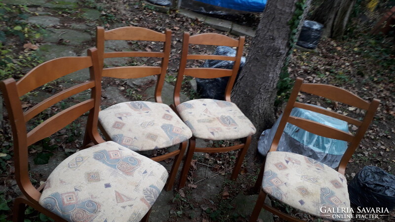 Stabil fa formás székek világos mintás szövettel 4 db. egyben