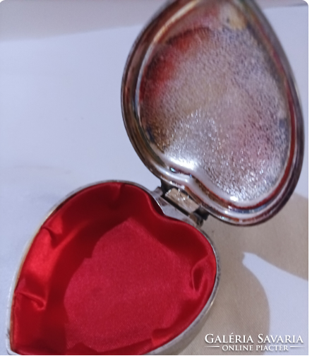 Szív alakú fém ékszerdoboz / díszdoboz – aranyszínű masnival