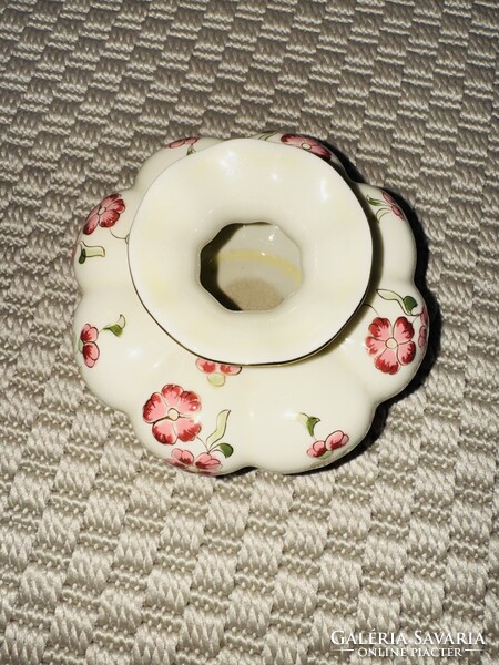 Zsolnay porcelán vajszínű, aranyozott gerezdes váza, virágminta díszítéssel, kézi festésű, hibátlan