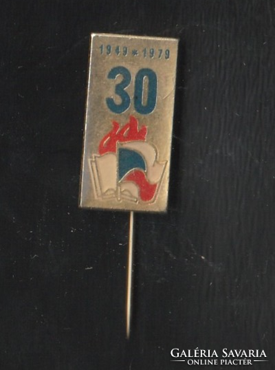 30 éves évforduló jelvény csehszlovák zászlóval.