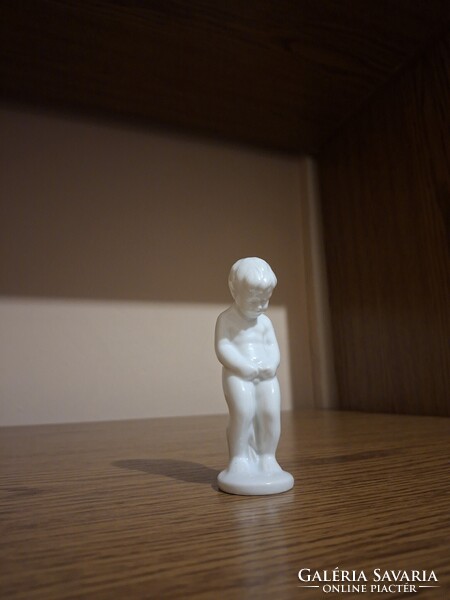 Porcelán pisilő gyerek, kisfiú. 11,5 cm. Hibátlan.