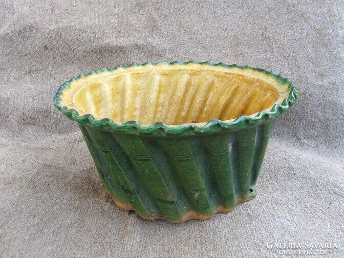 Régi konyhai eszköz cserép sütőforma sütőtálkalács sütő