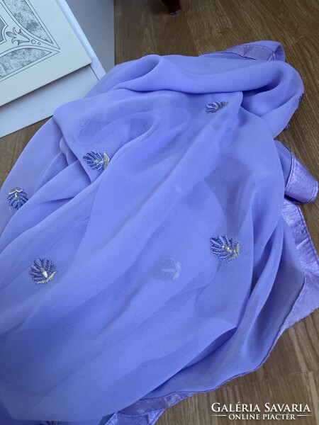 Nagyon nagy méretű Indiai stóla, kendő ezüst selyem hímzéssel.