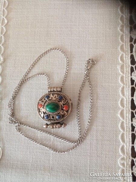 Valentinra:   Féldrágaköves ezüstözött indiai ötvös  medál  + lánc - malachit, lápisz lazuli, korall