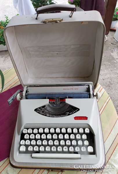Vintage Royal táskaírógép