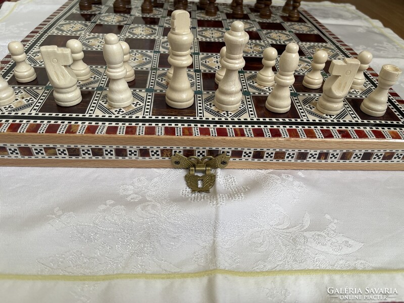 NAGY  gyöngyház, kagyló csont intarziás fa sakk készlet faragott fa bábokkal.