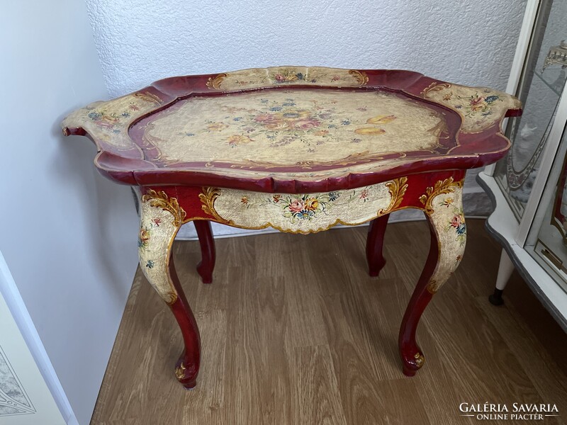 Álomszép régi kézzel festett faragott fa asztal tálcával a tetején.