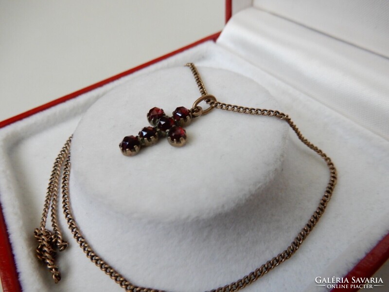 Régi kisméretű kereszt medál láncon, gránát kövekkel