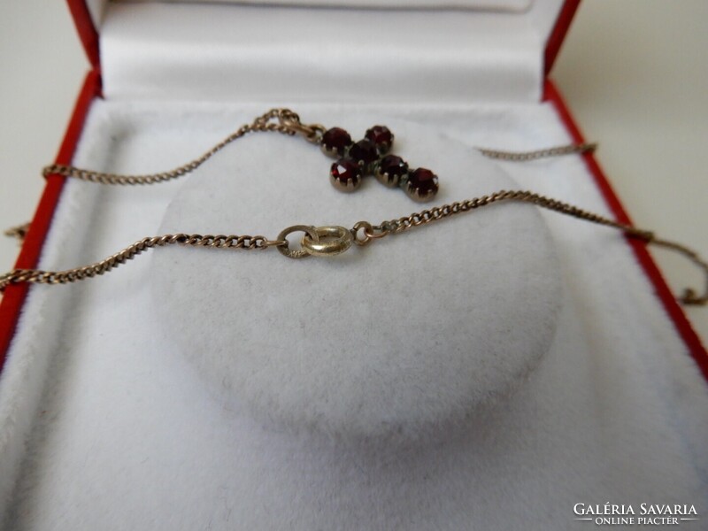 Régi kisméretű kereszt medál láncon, gránát kövekkel