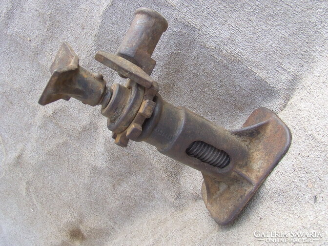 Régi veterán autó emelő