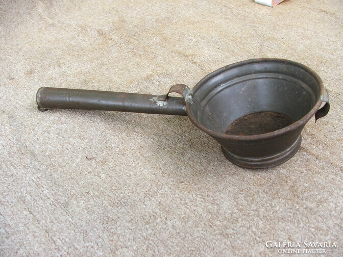 Régi konyhai eszköz bádog szűrő