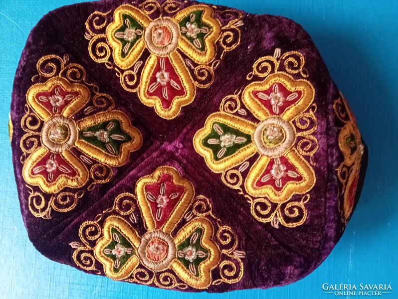 Keleti sapka ,  tyubityejka , dús aranyszálas himzéssel