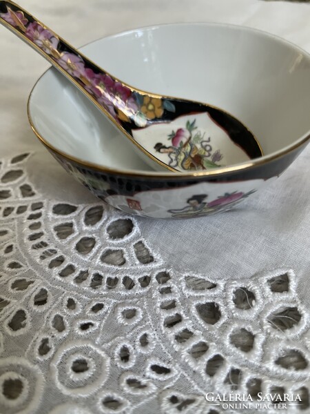 Tündéri Kinai porcelán rizses tál kanállal.