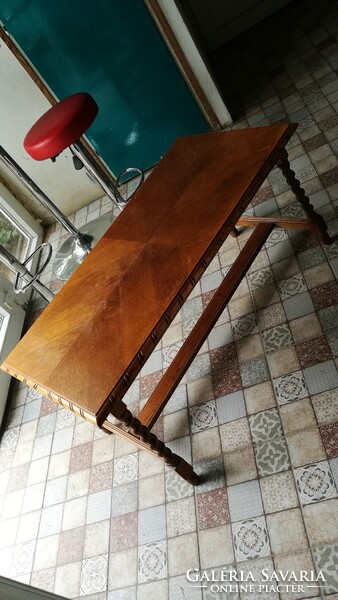 Szép állapotú koloniál dohányzó asztal