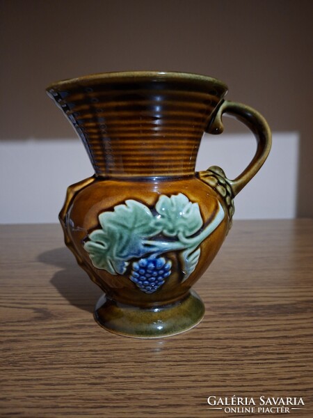 Szőlő dombormintás kerámia kiöntő, kancsó. 17 cm. Hibátlan.