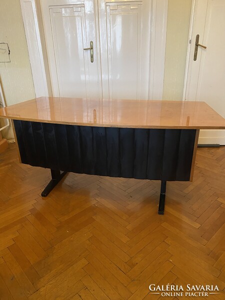 Ritkaság!!Elegáns mid- century modern , varrott műbőrrel díszített íróasztal
