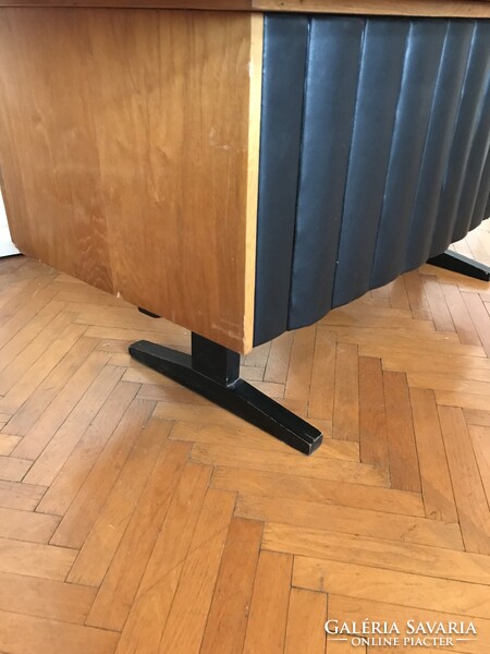 Ritkaság!!Elegáns mid- century modern , varrott műbőrrel díszített íróasztal