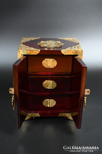 MUTATÓS, KELETI ÉKSZERTARTÓ, SZEKRÉNYKE, JADE FARAGÁSOKKAL