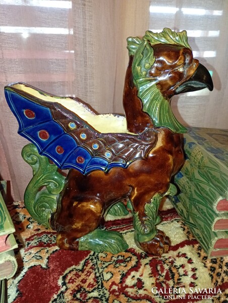 Nagyon korai Zsolnay griff  szám az alján lehet Sikorski Tádé tervezte 1884-1900 körül.