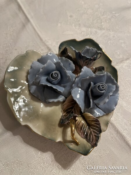 Régi gyönyörű  porcelán szív tál rátett kék rózsákkal.