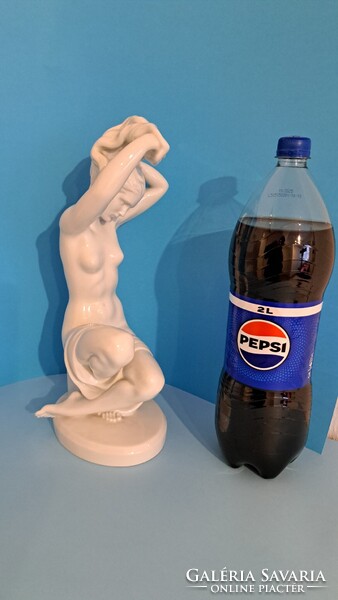 Herendi Fürdöző , 37 cm Haját fésülő Nő , Haját mosó Nő eladó !