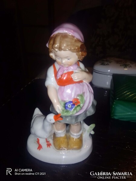 Retró porcelán. Kislány libuskával