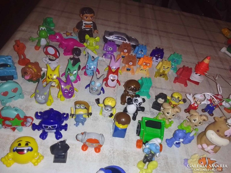 Sok apró retró mini figurák.
