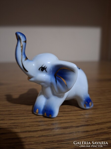 Porcelán szerencsehozó aranyozott elefánt. 6,2 cm. Hibátlan