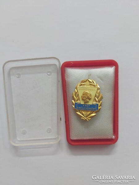 Hűséggel a Nép Egészségéért kitűző, jelvény – műanyag dobozban, szocialista korszak