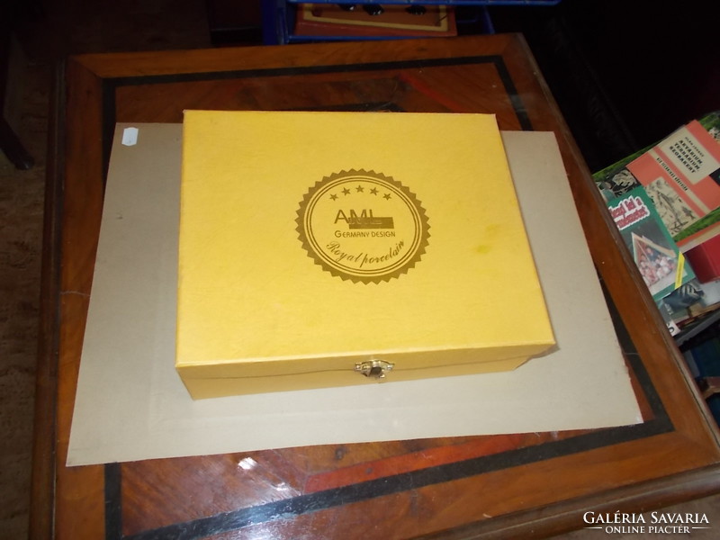 Gyönyörű Rózsás mintázatú mokkás kávés készlet dobozában