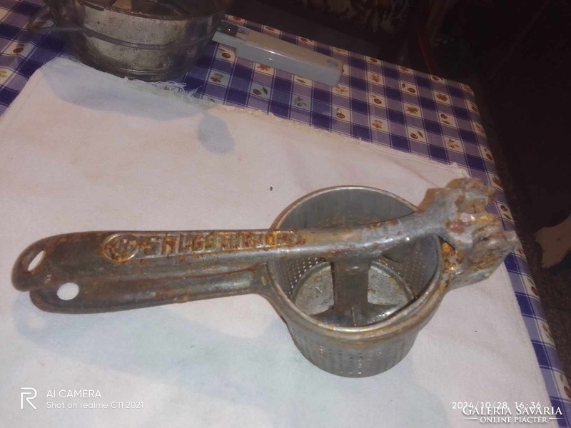 Nagyon régi krumpli passzírozó