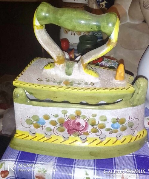 Nagyon szép színvilágú festett vasaló porcelán