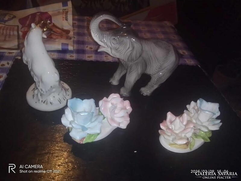 Vitrin tárgyak porcelánok.